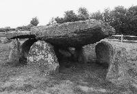Arthur's Stone chambered cairn, Dorstone, Herefordshire, photographed in May 1991 (146 KB)