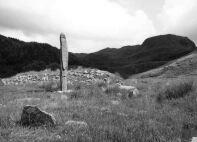 Kintraw standing stone and cairn, Argyll, looking North-east towards Dun an Dubh-challa, photographed in June 1990 (130 KB)