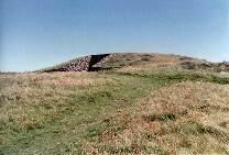 Barclodiad-y-Gawres chambered cairn, Anglesey, photographed in July 1987 (148 KB)
