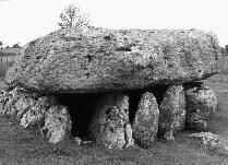 Lligwy burial chamber, Anglesey, photographed in July 1987 (151 KB)